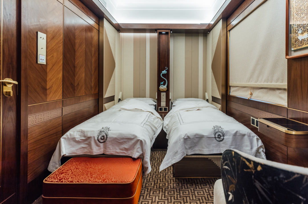 TWIN ROOMS
